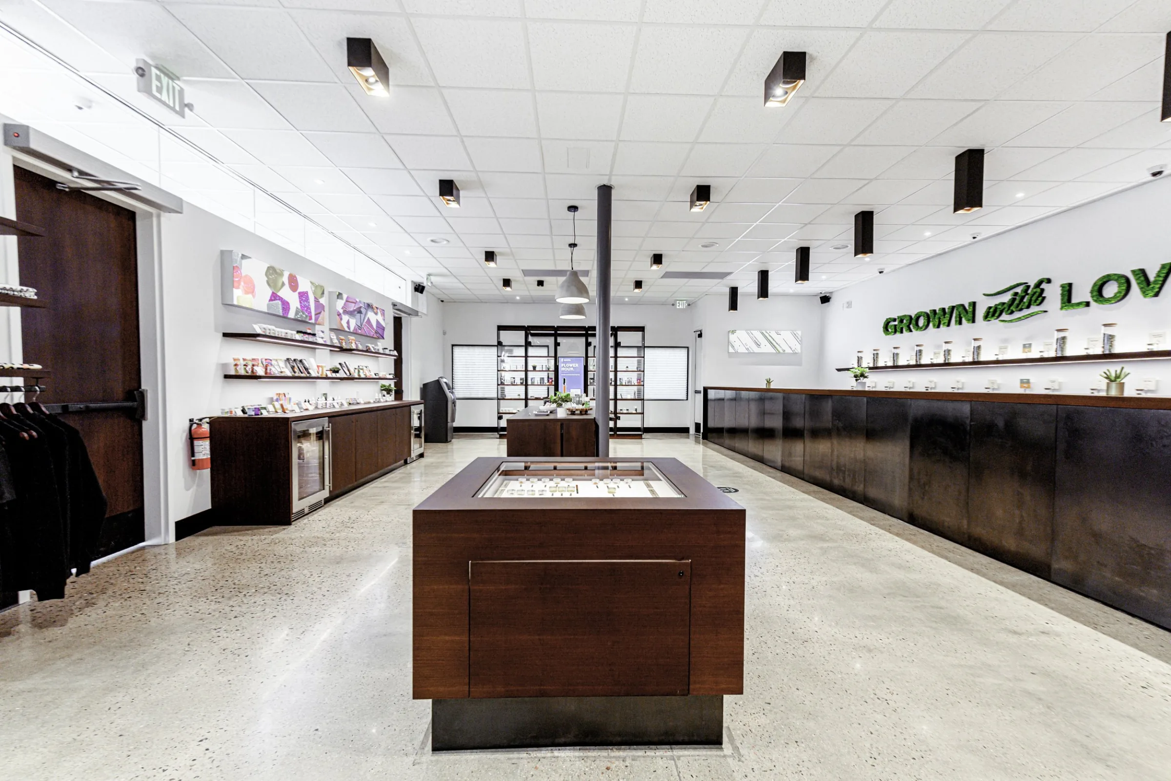 The flower bar island in the middle of the room, open shelves and the moss letters along the walls